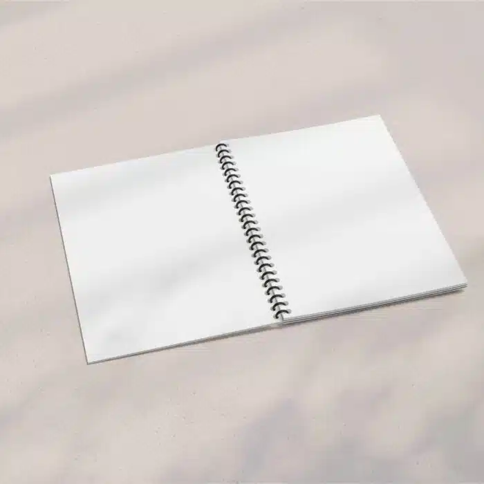 Image d'un cahier spiralé sur une table